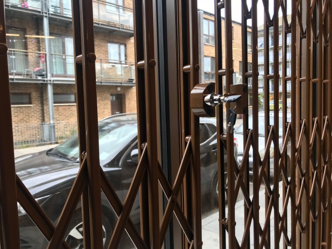 scissor gate uk
